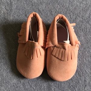 NWOT pink baby girl moccasin crib shoe